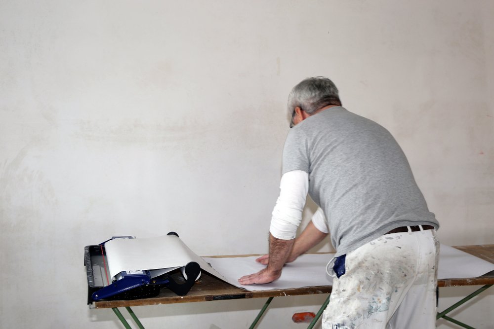 Renovlies aanbrengen in Den Bosch. Ontdek de materialen en beste techniek om te behangen met renovlies behang.